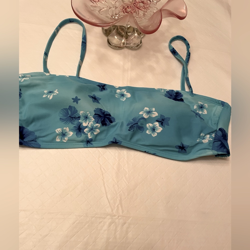 🔥 3/21 🔥Traffic size Medium light blue floral Bandeau style Bikini top only.